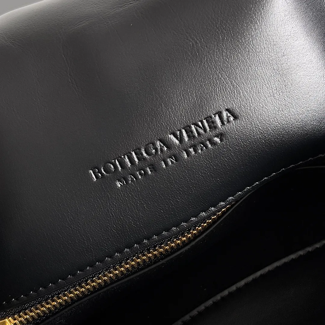 Batch 1520 Inspired by the 1970s, the Bottega Veneta women's logo shoulder bag has a smooth leather surface that brings a clean and handsome feel, just like the neatness and tenacity of a working woman. The front buckle has high-quality hardware pendant body, the overall retro elegance, and the excellent leather feels soft. This Bottega Veneta series can be described as beautiful, weakening the complexity of the outfit, not competing for it, and only using the best quality to interpret itself. Style number: 806030 (small size) Size: 27*16*6cm
